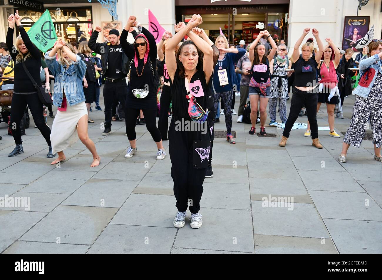 London, Großbritannien. Tänzer, Mut ruft Mut auf : Women & FINT Rebellion Action. Extinction Rebellion London Protest Day Three, Piccadilly Circus. Kredit: michael melia/Alamy Live Nachrichten Stockfoto