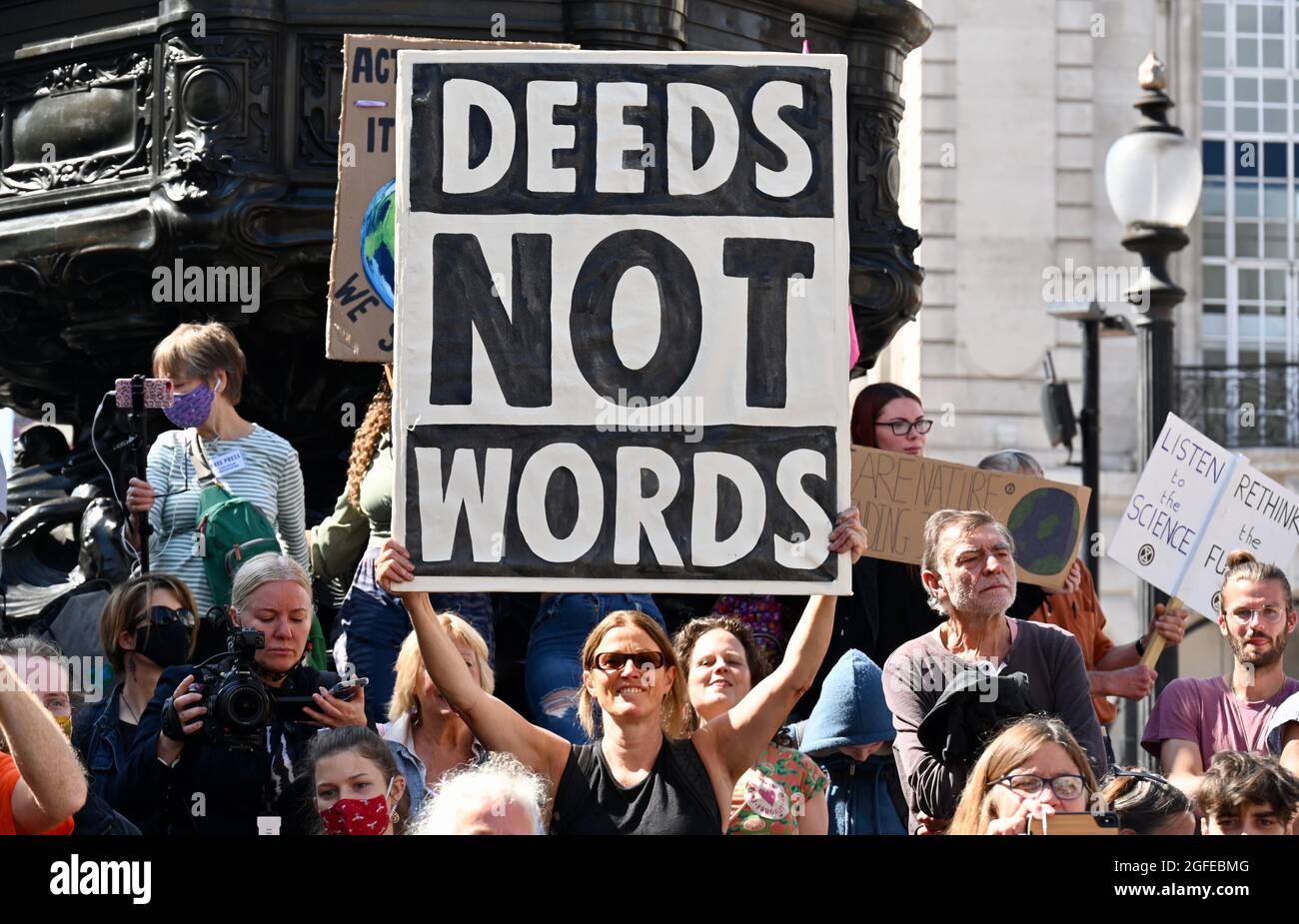 London, Großbritannien. Mut ruft Mut auf : Women & FINT Rebellion Action. Extinction Rebellion London Protest Day Three, Piccadilly Circus. Kredit: michael melia/Alamy Live Nachrichten Stockfoto