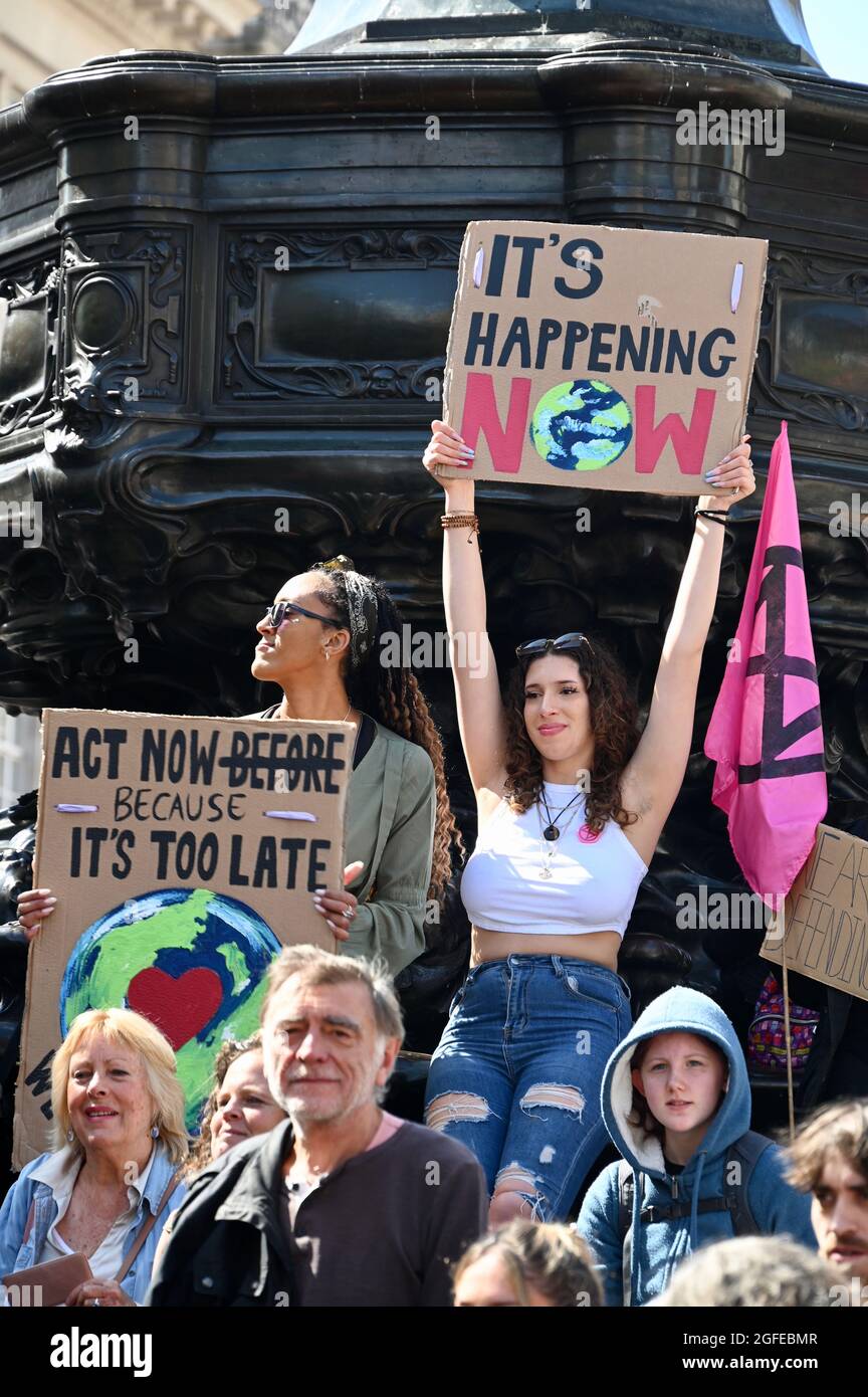 London, Großbritannien. Mut ruft Mut auf : Women & FINT Rebellion Action. Extinction Rebellion London Protest Day Three, Piccadilly Circus. Kredit: michael melia/Alamy Live Nachrichten Stockfoto