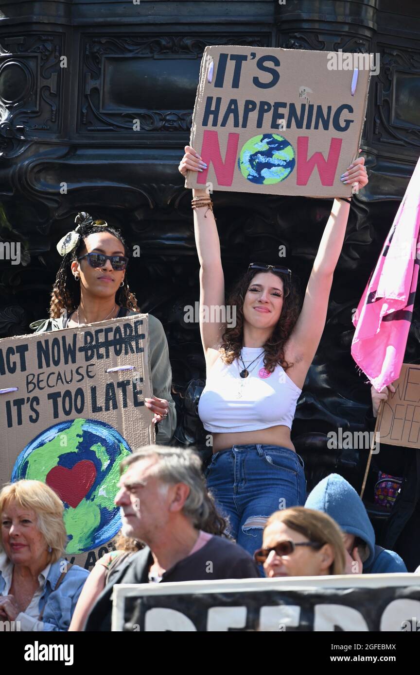 London, Großbritannien. Mut ruft Mut auf : Women & FINT Rebellion Action. Extinction Rebellion London Protest Day Three, Piccadilly Circus. Kredit: michael melia/Alamy Live Nachrichten Stockfoto