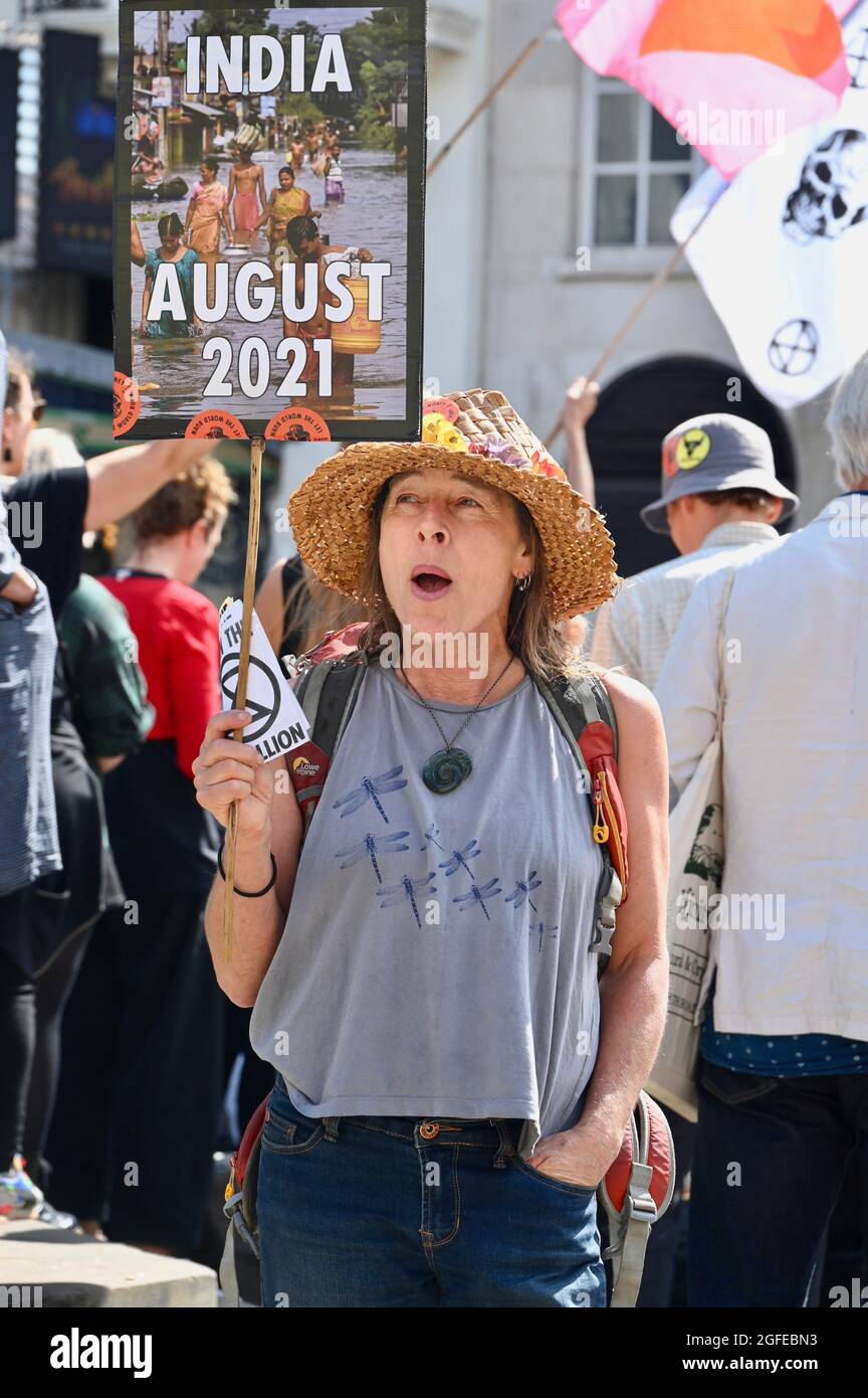 London, Großbritannien. Mut ruft Mut auf : Women & FINT Rebellion Action. Extinction Rebellion London Protest Day Three, Piccadilly Circus. Kredit: michael melia/Alamy Live Nachrichten Stockfoto