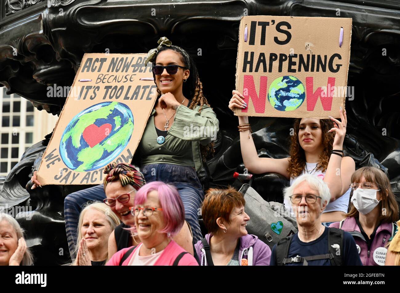 London, Großbritannien. Mut ruft Mut auf : Women & FINT Rebellion Action. Extinction Rebellion London Protest Day Three, Piccadilly Circus. Kredit: michael melia/Alamy Live Nachrichten Stockfoto