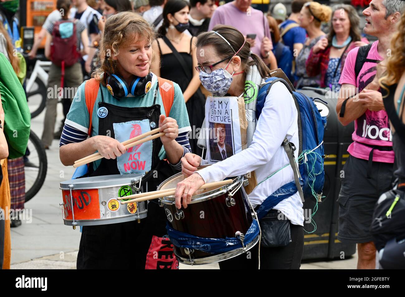 London, Großbritannien. Mut ruft Mut auf : Women & FINT Rebellion Action. Extinction Rebellion London Protest Day Three, Piccadilly Circus. Kredit: michael melia/Alamy Live Nachrichten Stockfoto