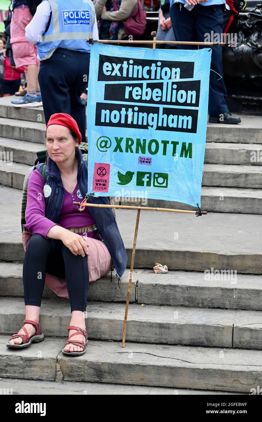 London, Großbritannien. Mut ruft Mut auf : Women & FINT Rebellion Action. Extinction Rebellion London Protest Day Three, Piccadilly Circus. Kredit: michael melia/Alamy Live Nachrichten Stockfoto