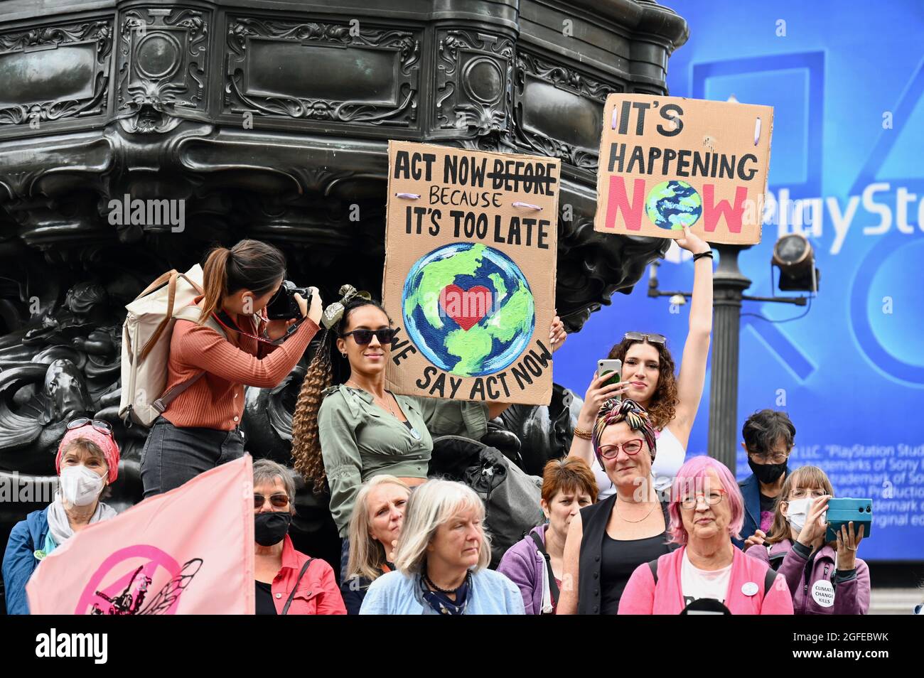 London, Großbritannien. Mut ruft Mut auf : Women & FINT Rebellion Action. Extinction Rebellion London Protest Day Three, Piccadilly Circus. Kredit: michael melia/Alamy Live Nachrichten Stockfoto
