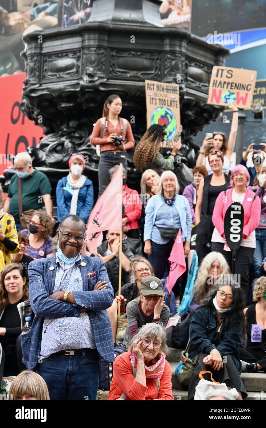 London, Großbritannien. Mut ruft Mut auf : Women & FINT Rebellion Action. Extinction Rebellion London Protest Day Three, Piccadilly Circus. Kredit: michael melia/Alamy Live Nachrichten Stockfoto