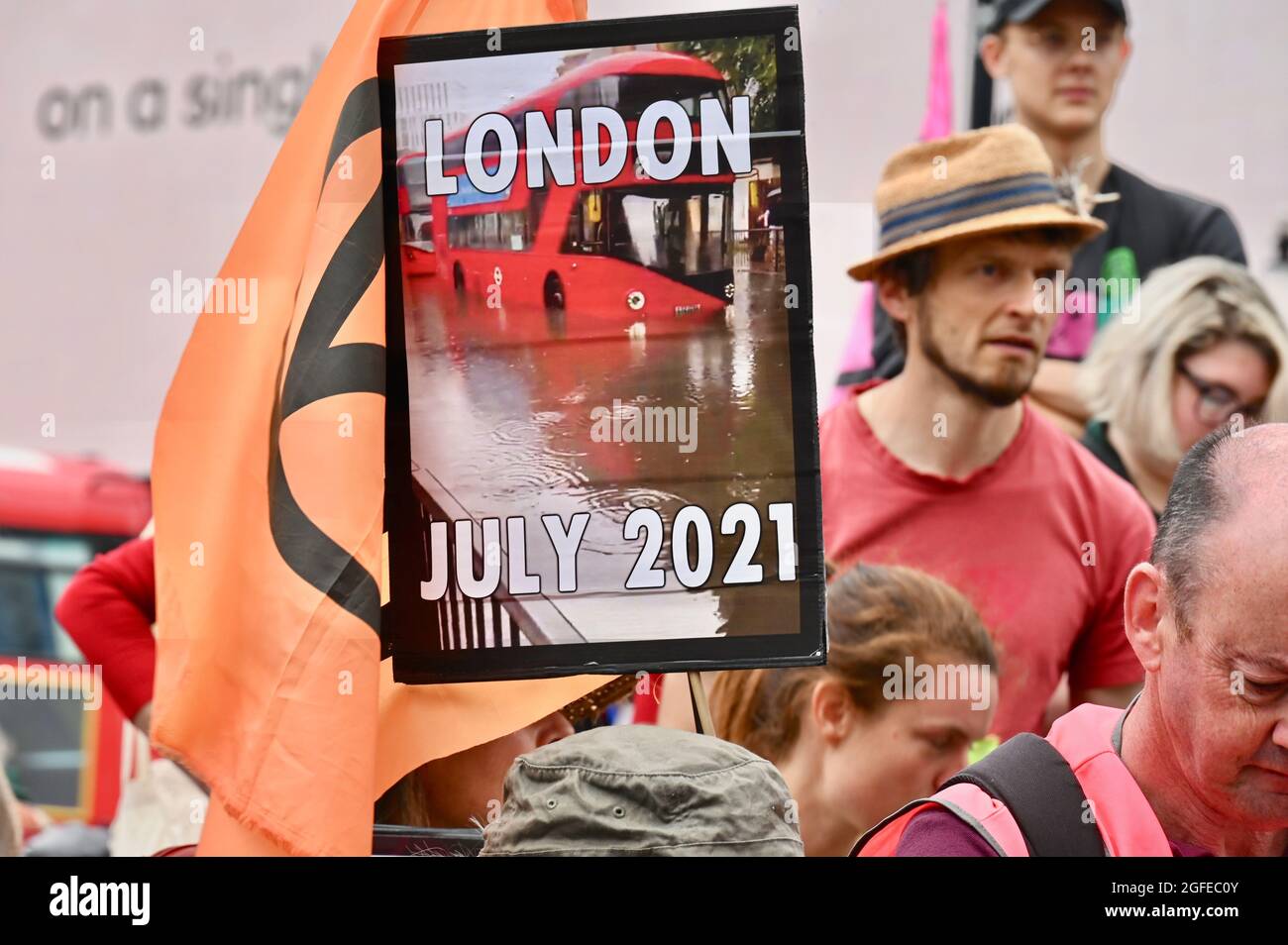 London, Großbritannien. Mut ruft Mut auf : Women & FINT Rebellion Action. Extinction Rebellion London Protest Day Three, Piccadilly Circus. Kredit: michael melia/Alamy Live Nachrichten Stockfoto