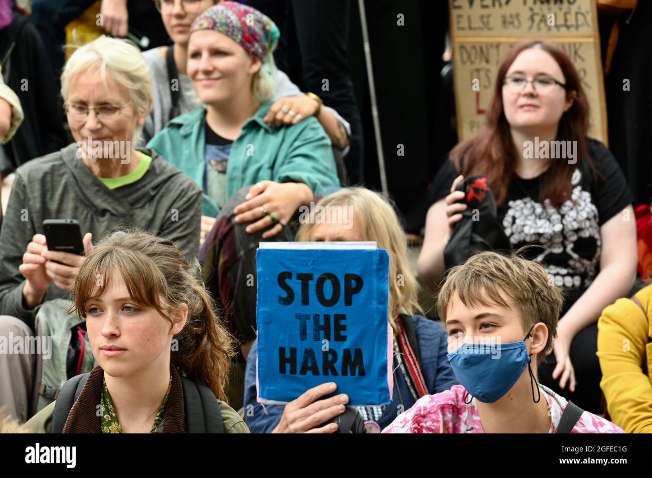 London, Großbritannien. Mut ruft Mut auf : Women & FINT Rebellion Action. Extinction Rebellion London Protest Day Three, Piccadilly Circus. Kredit: michael melia/Alamy Live Nachrichten Stockfoto