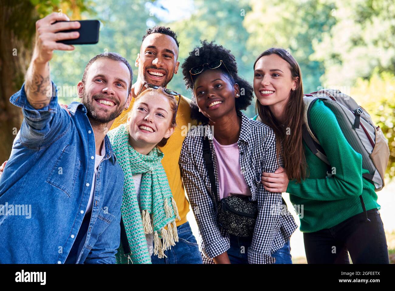 Glückliche Freunde, die im öffentlichen Park Selfie mit dem Smartphone machen Stockfoto