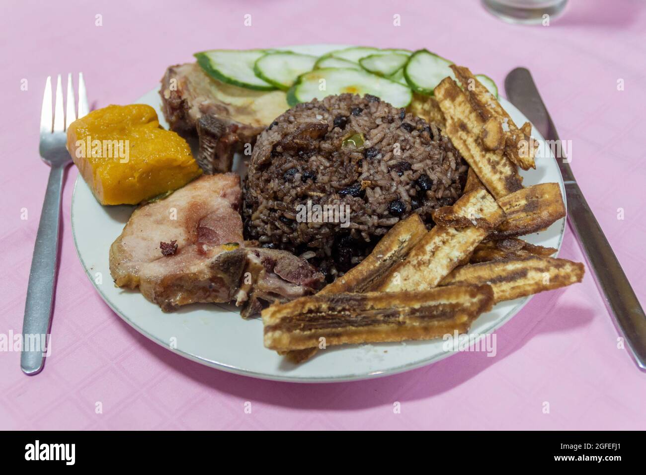 Essen in Kuba - Reis mit Bohnen, congri, Bananen und Fleisch Stockfoto