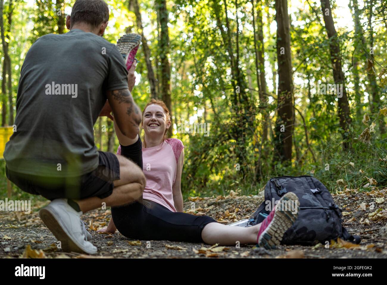 Junges Paar trainiert auf Feldwegen im Wald Stockfoto