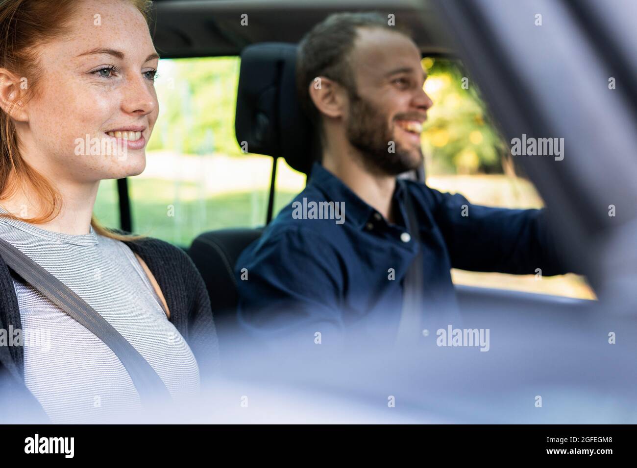 Lächelndes junges Paar, das unterwegs ist, Orgeval Stockfoto