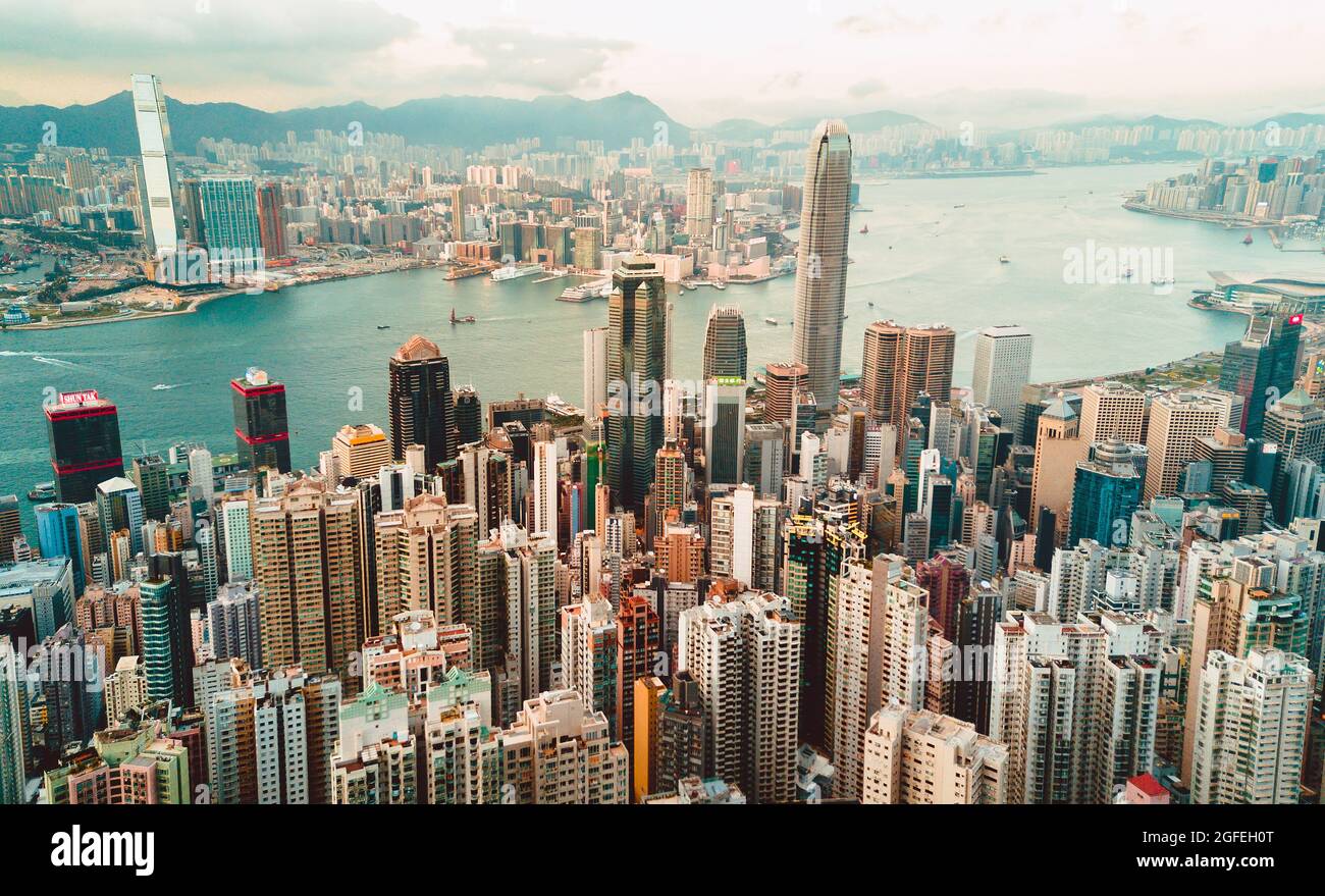 Luftaufnahme des modernen Stadtbildes mit Victoria Harbour in Hongkong Stockfoto