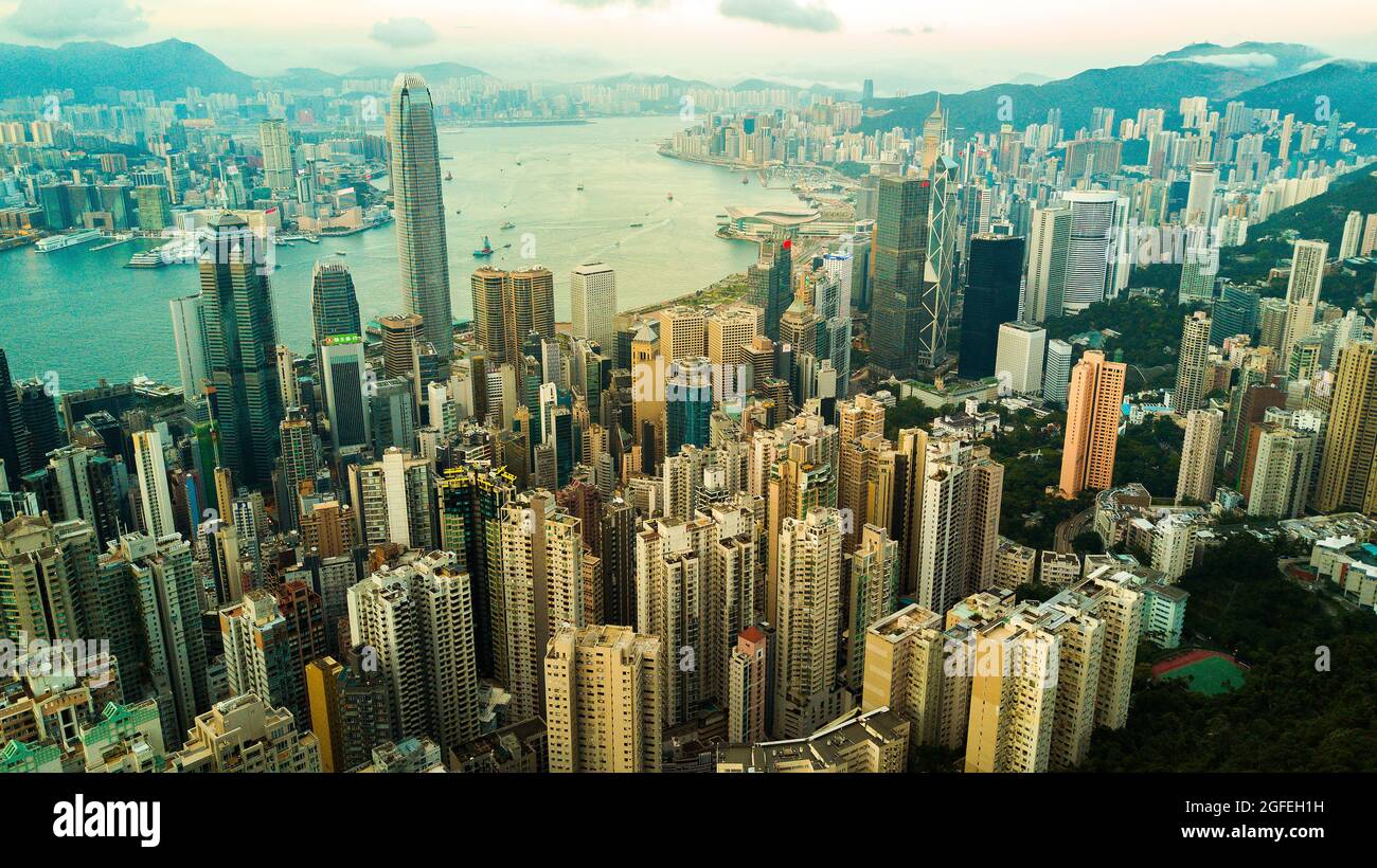 Luftaufnahme des modernen Stadtbildes mit Victoria Harbour in Hongkong Stockfoto