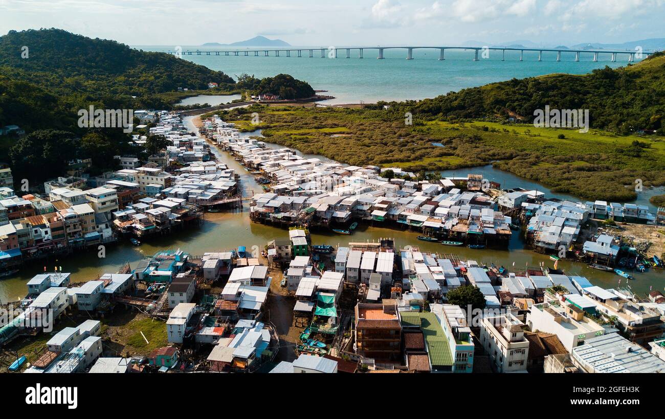 Ansicht von Wohnhäusern mit Booten im Hafen, Hongkong Stockfoto