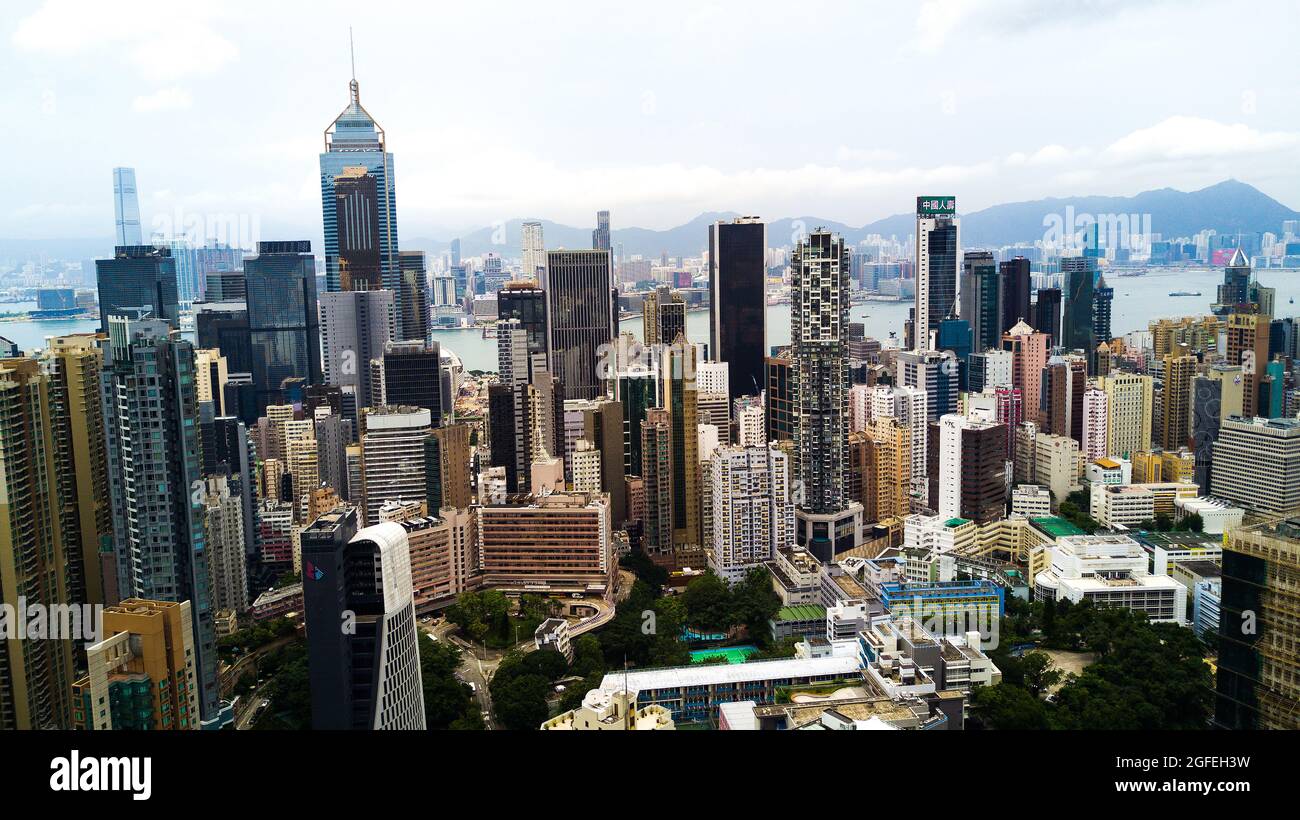 Luftaufnahme des modernen Stadtbildes mit Victoria Harbour in Hongkong Stockfoto