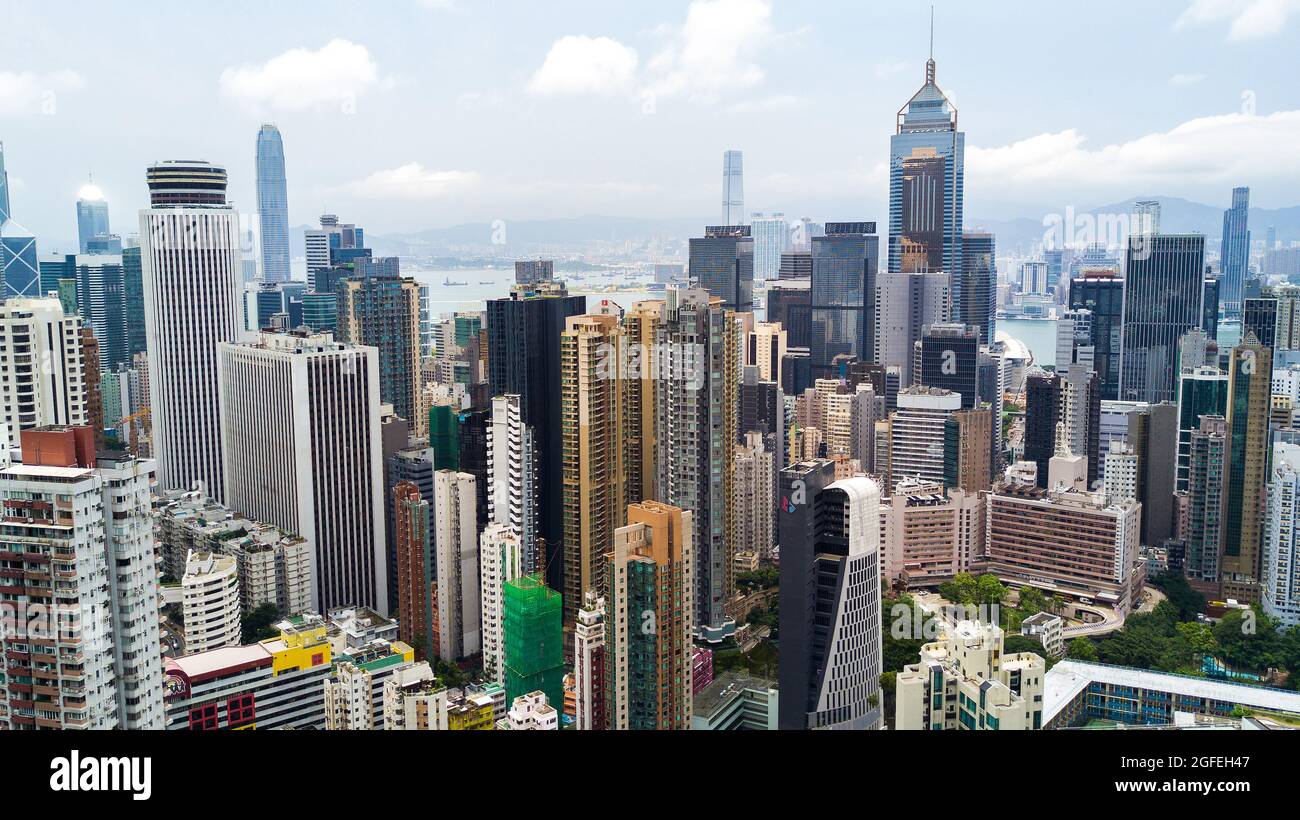 Blick auf das moderne Stadtbild mit Stadion in der Nähe des Victoria Harbour in Hongkong Stockfoto