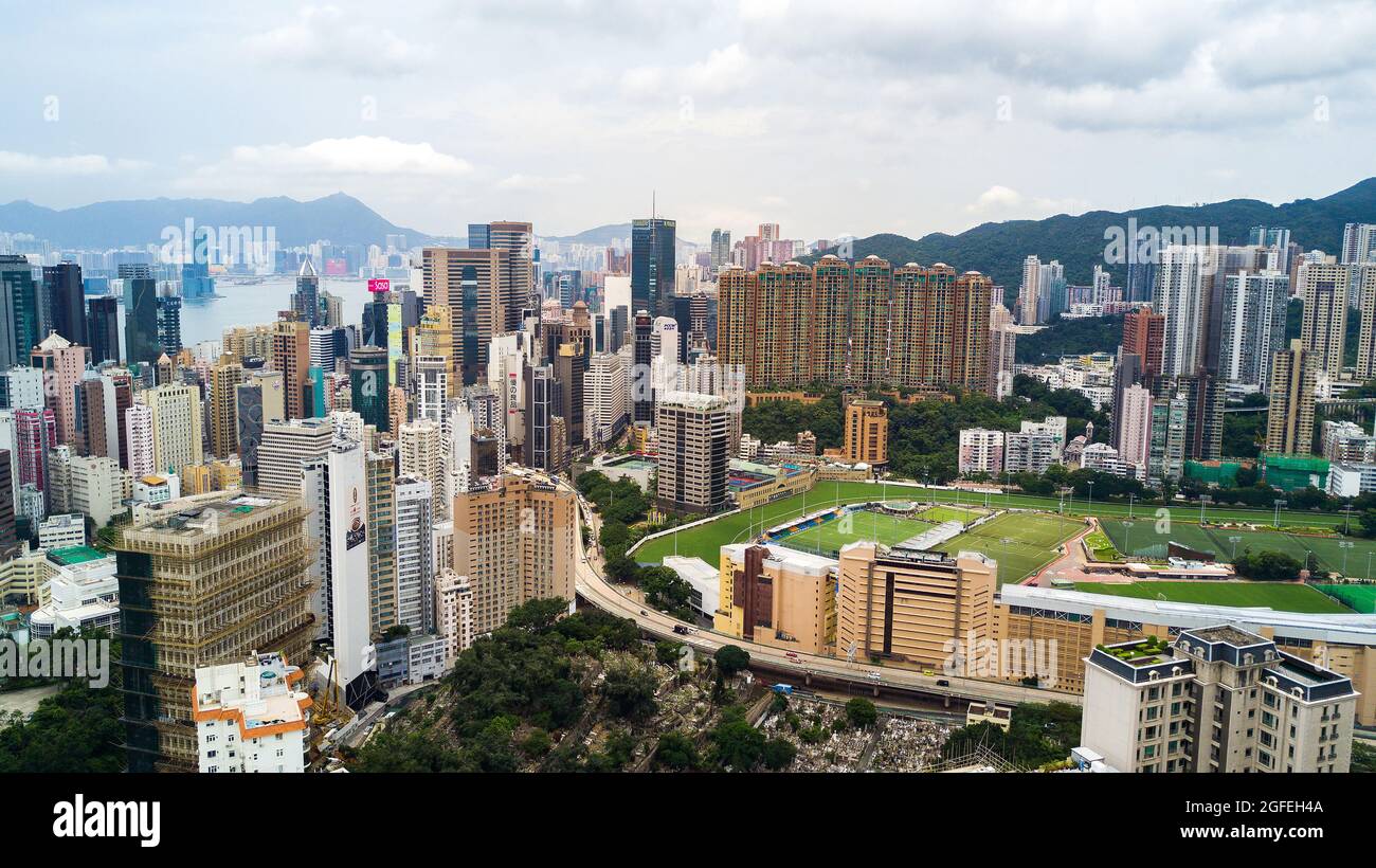 Blick auf das moderne Stadtbild mit Stadion in der Nähe des Victoria Harbour in Hongkong Stockfoto