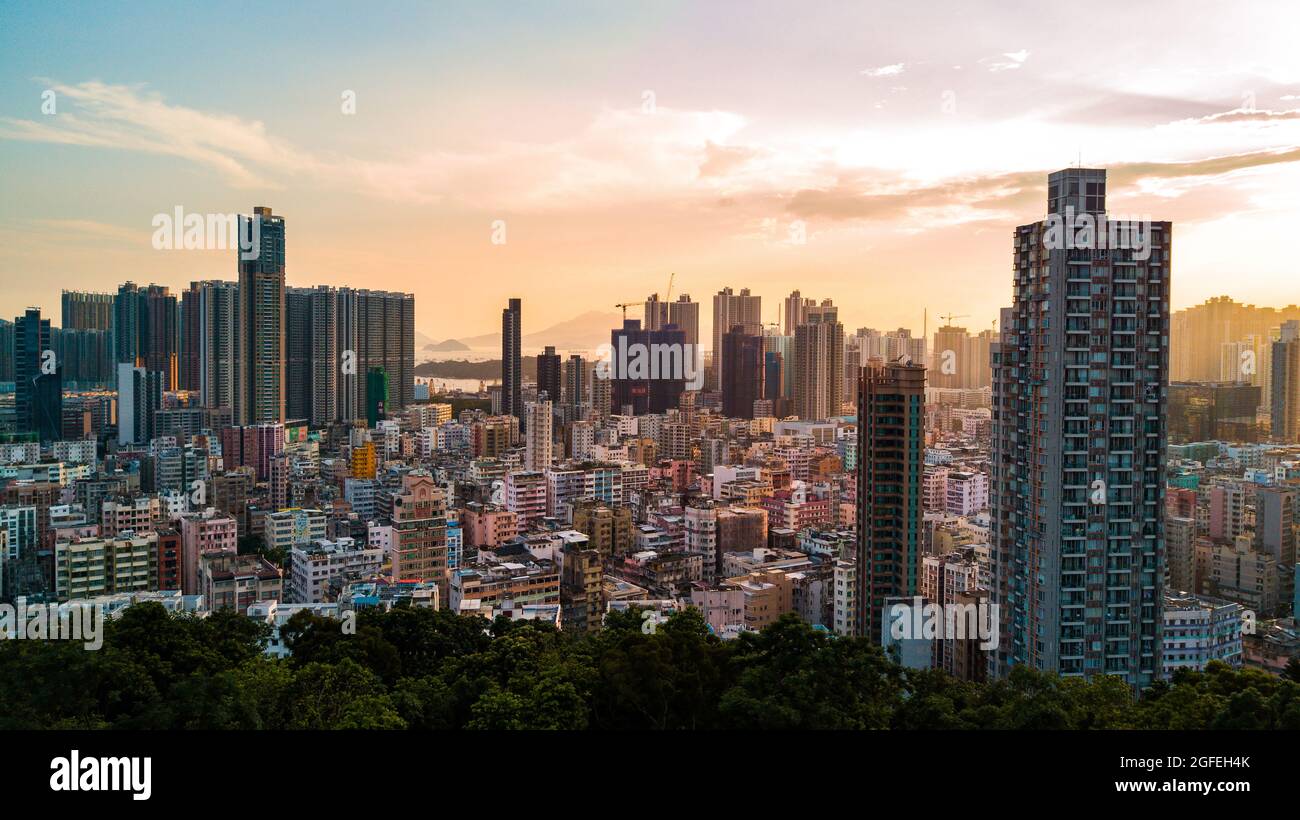 Blick auf das moderne, überfüllte Stadtbild mit Wohngebäuden in Hongkong Stockfoto