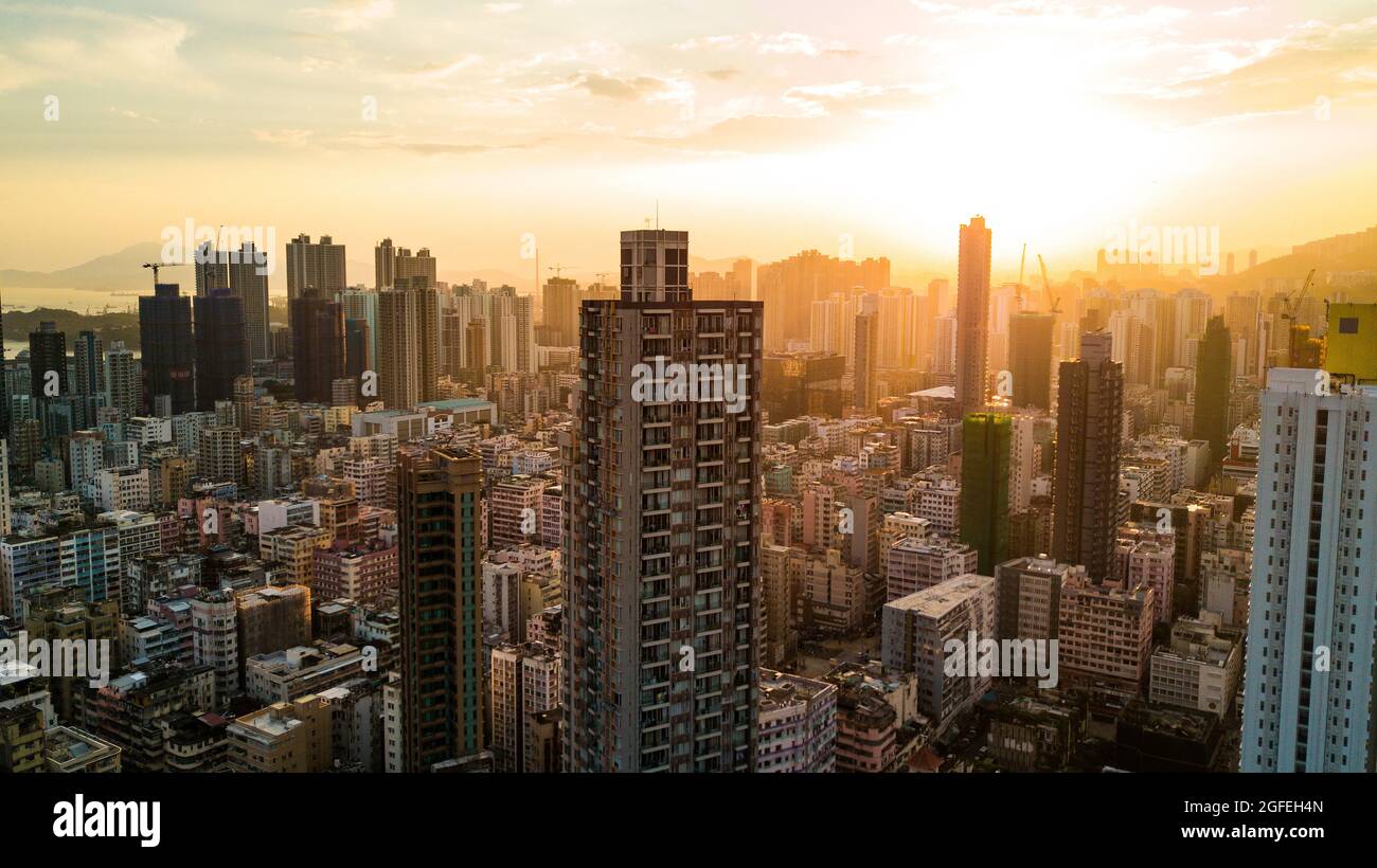 Blick auf das moderne, überfüllte Stadtbild mit Wohngebäuden in Hongkong Stockfoto