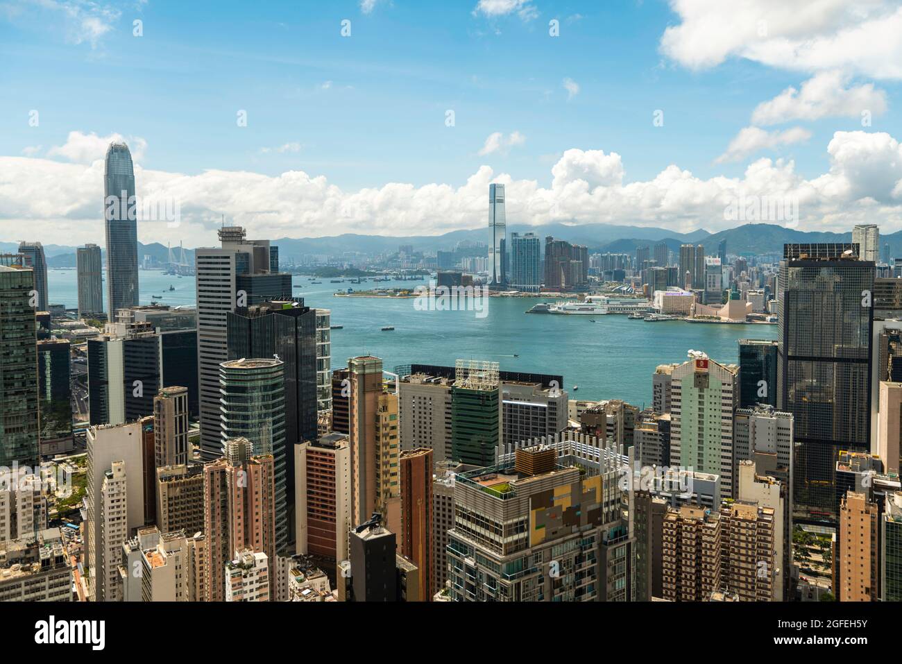 Blick auf das moderne Stadtbild in der Nähe des Victoria Harbour in Hongkong Stockfoto