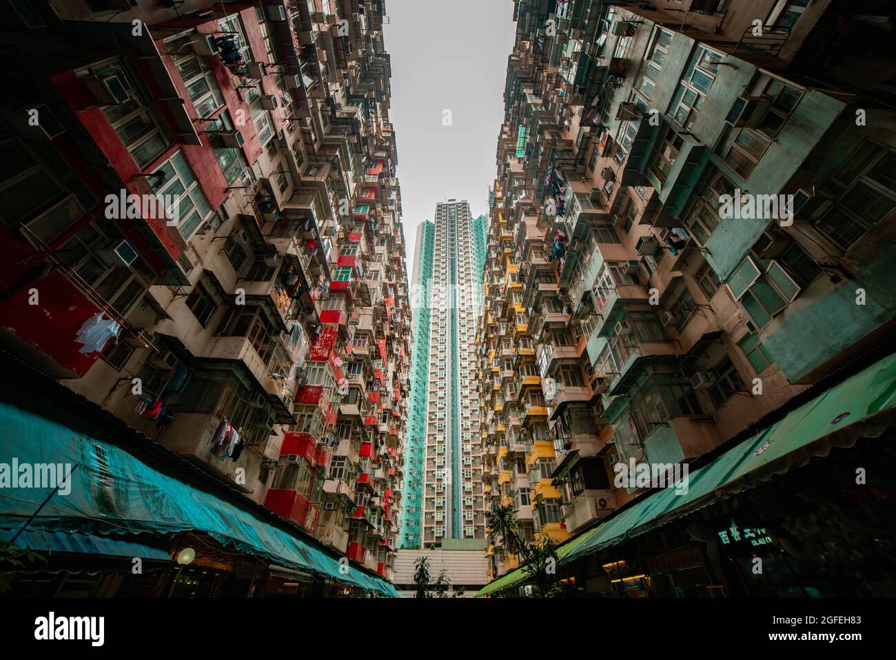 Blick auf überfüllte Wohngebäude in Hongkong Stockfoto