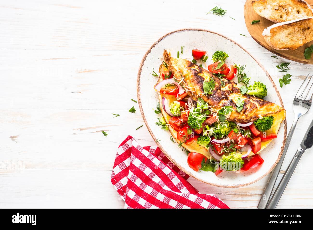 Omelette mit frischem Gemüse - Brokkoli, Tomaten und Paprika. Stockfoto