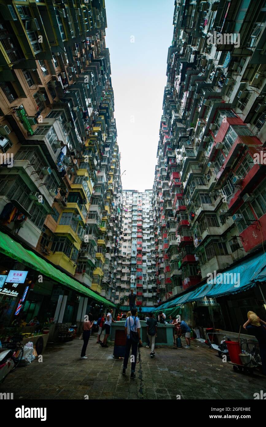 Blick auf überfüllte Wohngebäude in Hongkong Stockfoto