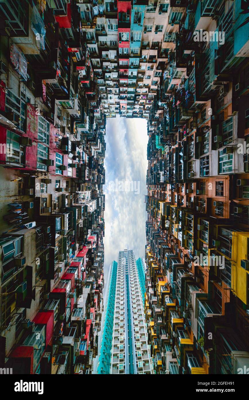 Blick auf überfüllte Wohngebäude in Hongkong Stockfoto