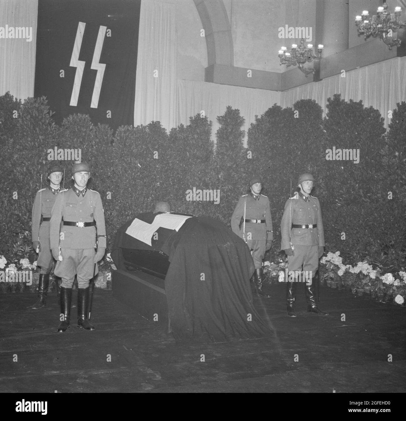 Transport der Leiche des stellvertretenden/amtierenden Reichsprotektors von Böhmen und Mähren Reinhard Heydrich aus dem Krankenhaus Bulovka, wo er nach Prag starb Stockfoto