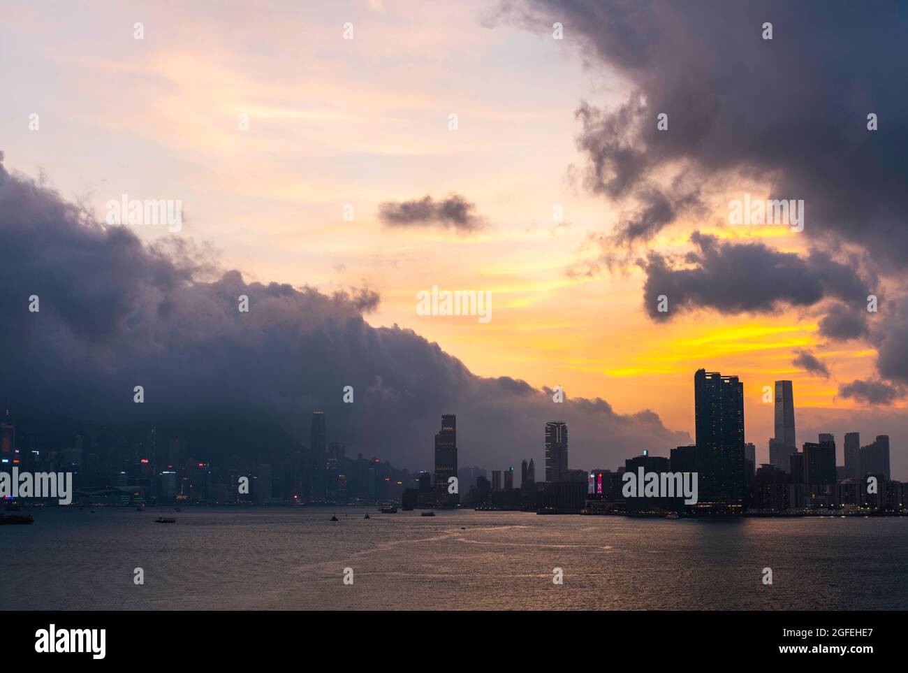 Blick auf die Skyline von Hongkong mit dem Victoria Harbour unter den Sturmwolken in Hongkong, China Stockfoto