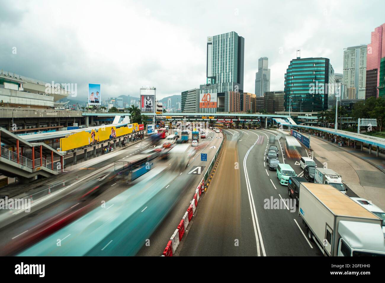 Verkehr auf Brücke mit modernem Wolkenkratzer im Hintergrund, Hongkong Stockfoto