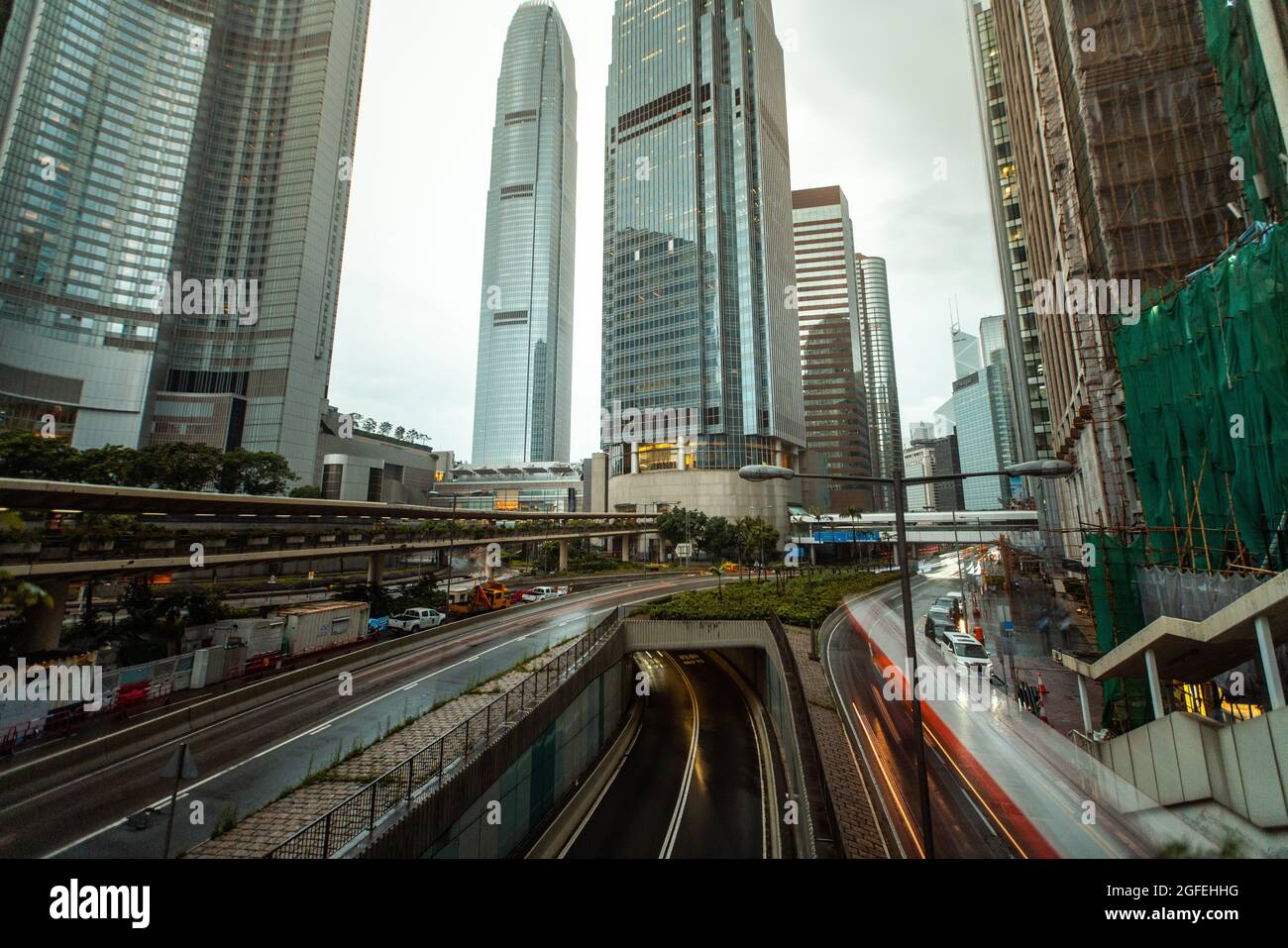 Verkehr auf Brücke mit modernen Wolkenkratzern im Hintergrund, Hongkong Stockfoto