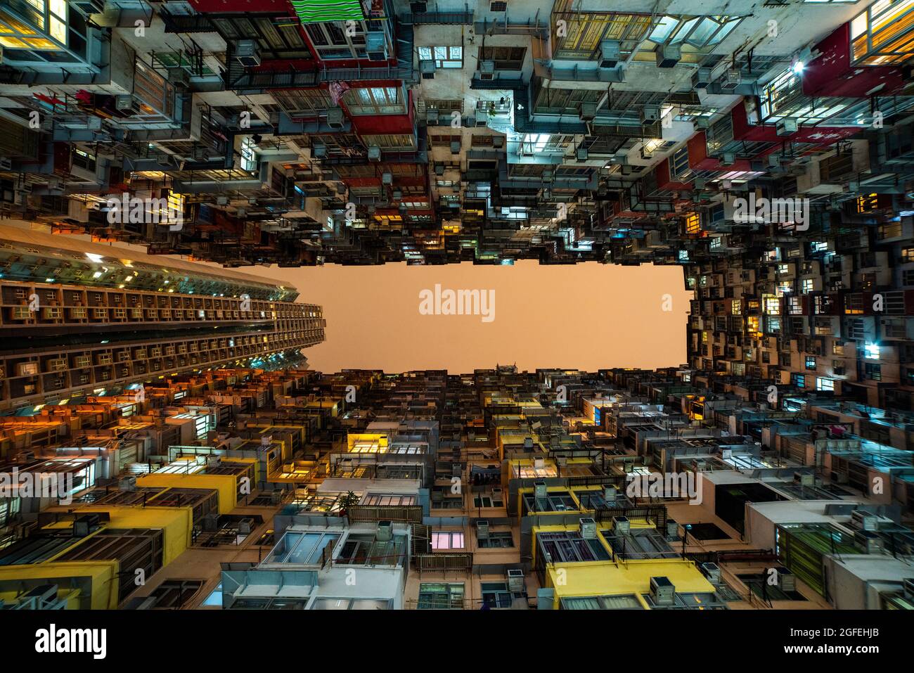Blick auf überfüllte Wohngebäude in Hongkong Stockfoto