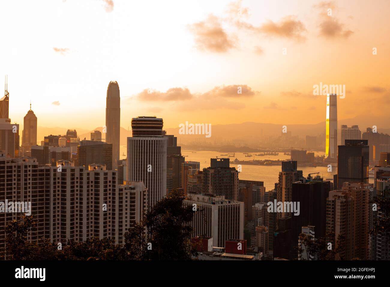 Blick auf das moderne Stadtbild in der Nähe des Victoria Harbour in Hongkong Stockfoto