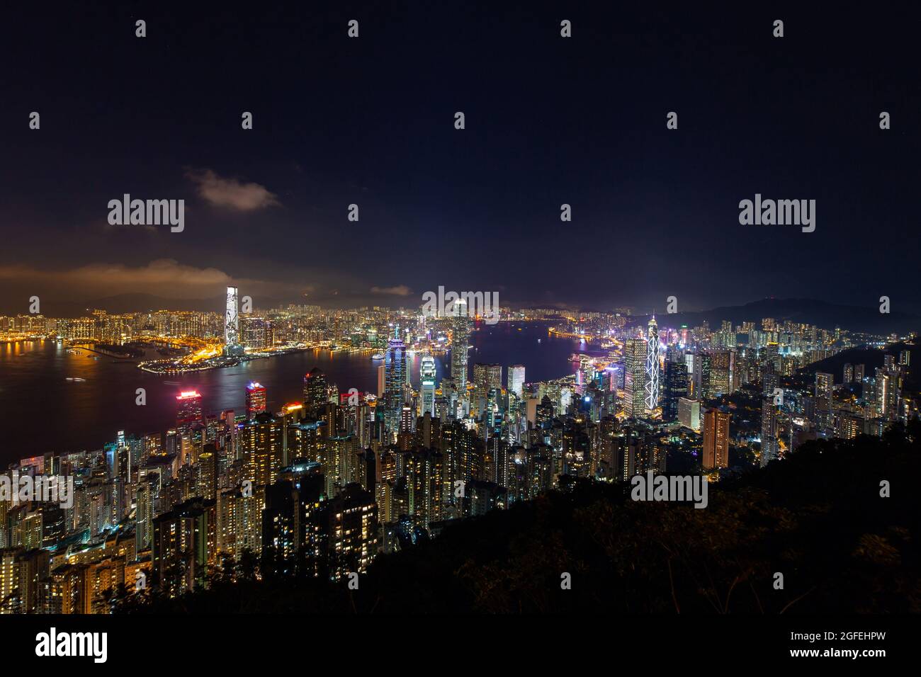 Luftaufnahme eines modernen Stadtbildes mit Wolkenkratzern in der Nähe des Victoria Harbour in Hongkong Stockfoto