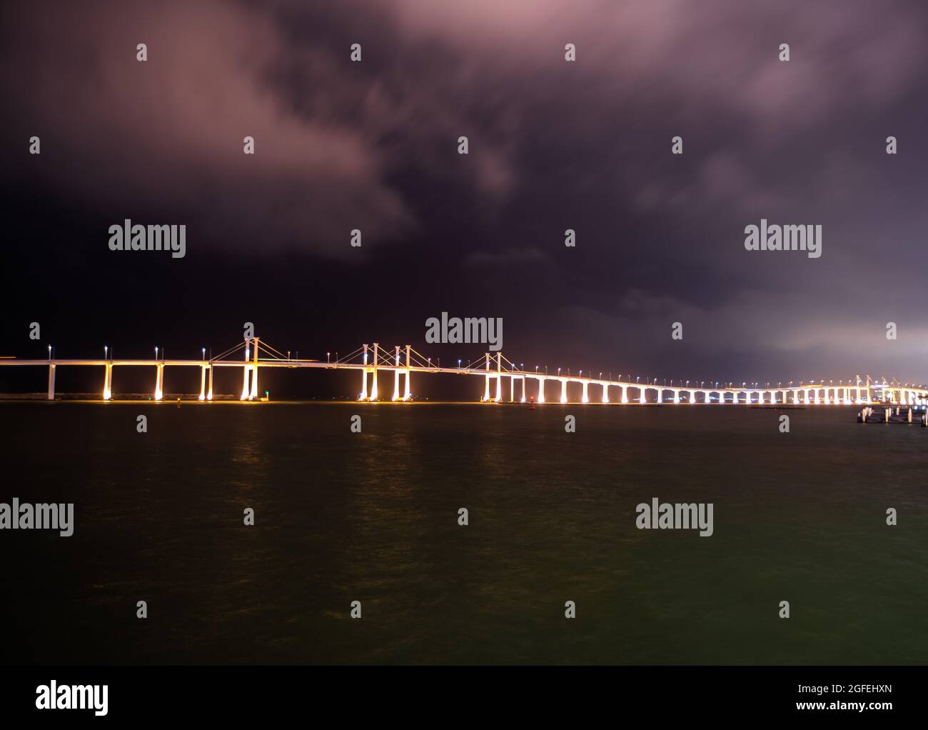 Blick auf die Meeresbrücke bei Nacht in Macao Stockfoto