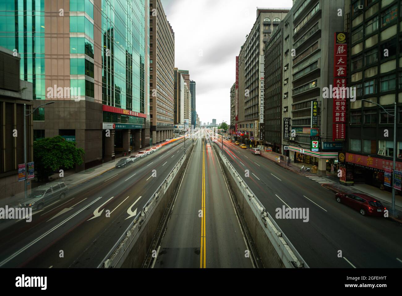 Blick auf das Stadtbild mit Fahrzeugen, die sich auf der Straße in Taiwan bewegen Stockfoto