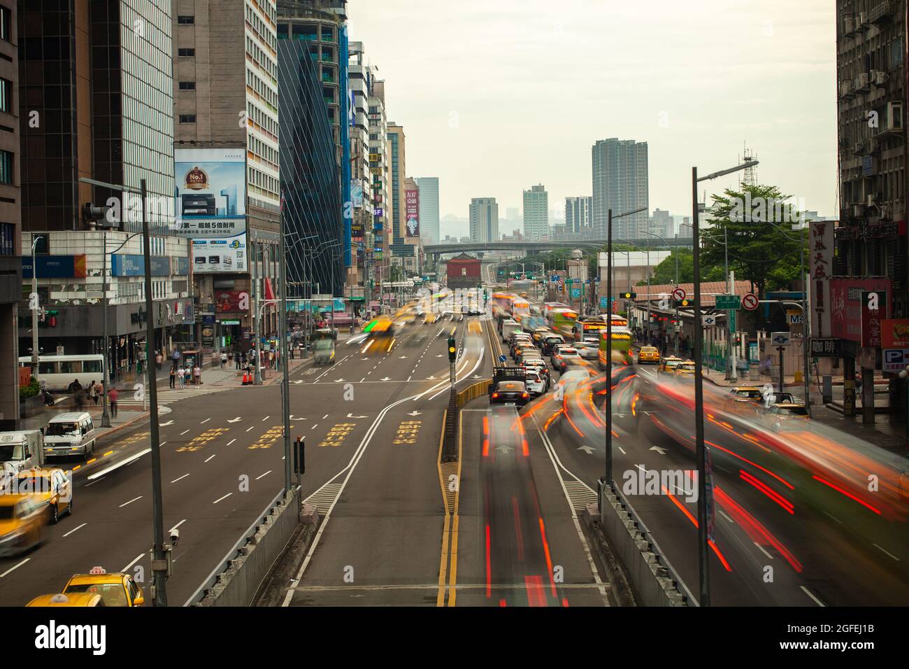 Blick auf das moderne Stadtbild mit dem Verkehr auf der Straße in Taiwan Stockfoto