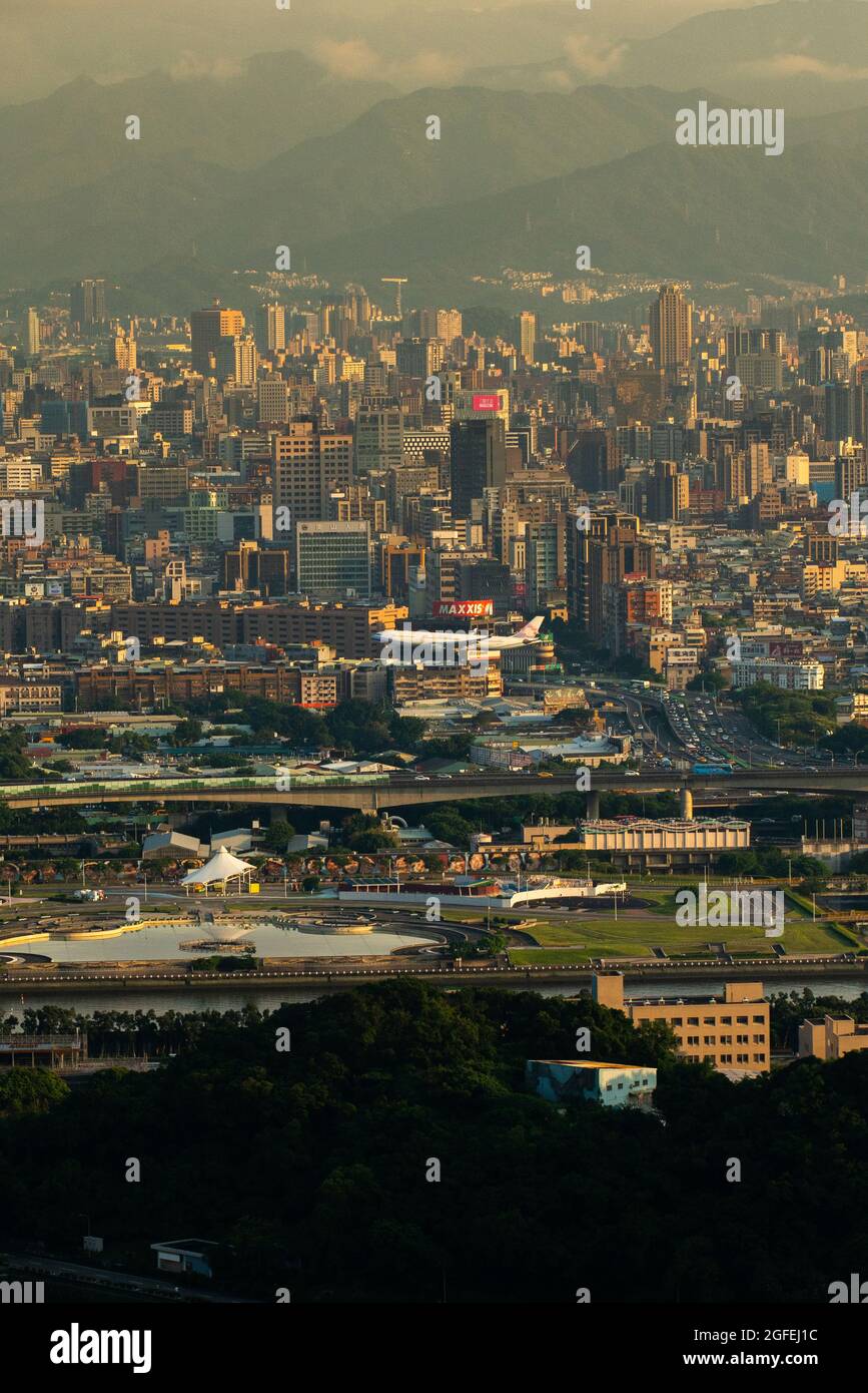 Blick auf das überfüllte Stadtbild mit modernen Gebäuden in Taiwan Stockfoto