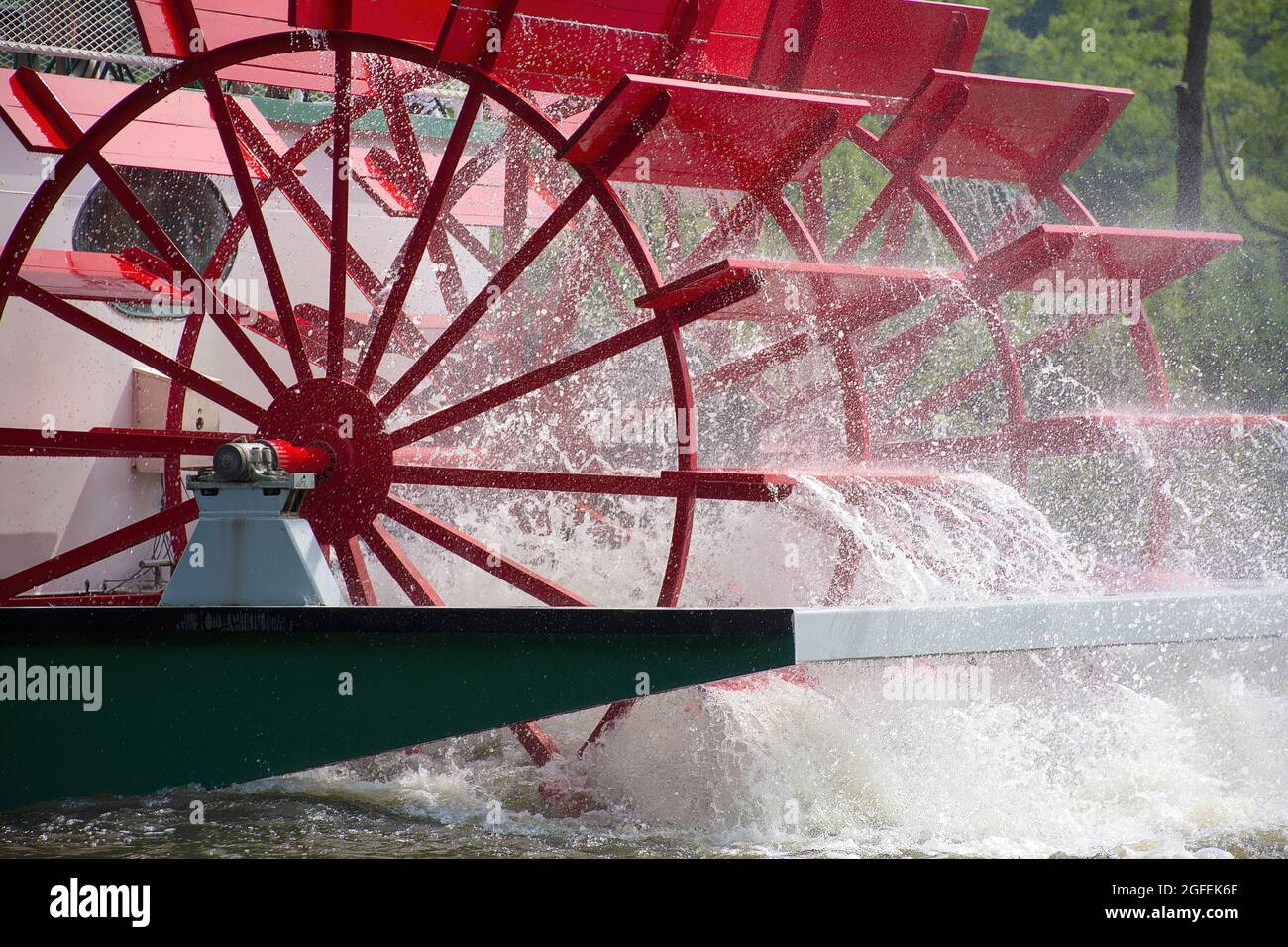 Nahaufnahme eines roten Paddelbootes auf einem Fluss mit Wasserspray Stockfoto