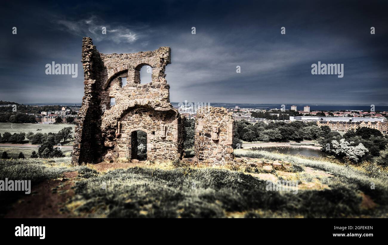 Alte St. Anthony's Church über der modernen Stadt Edinburgh, Schottland Stockfoto