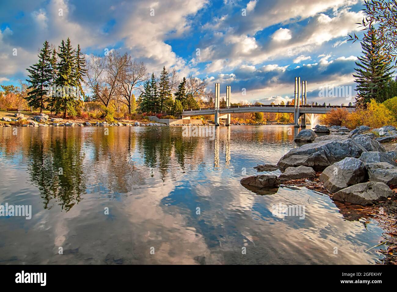 Wolkenlandschaft Reflexionen Über Einem Autumn Park Lake Stockfoto
