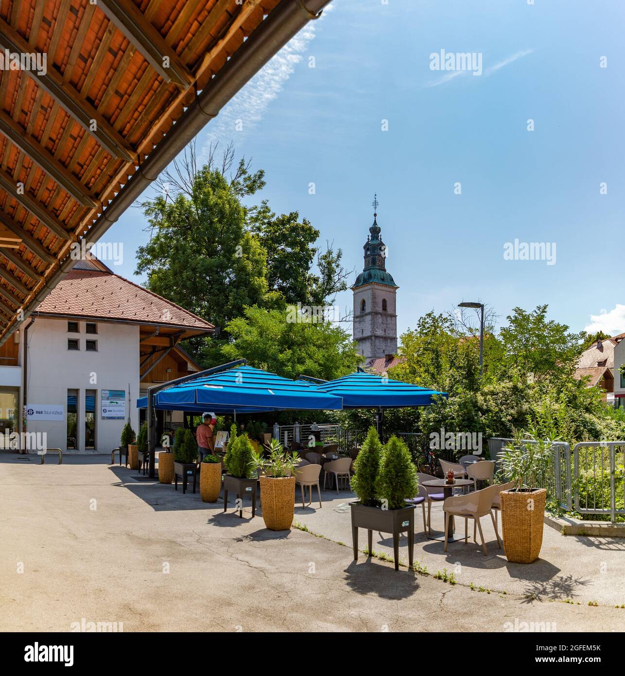 Ein Bild von einem Café in Škofja Loka. Stockfoto
