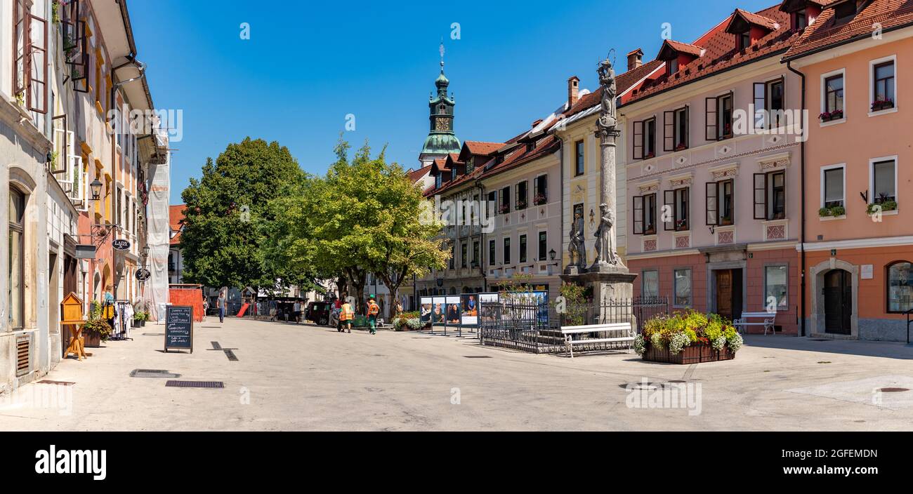 Ein Bild vom Stadtplatz von Škofja Loka. Stockfoto