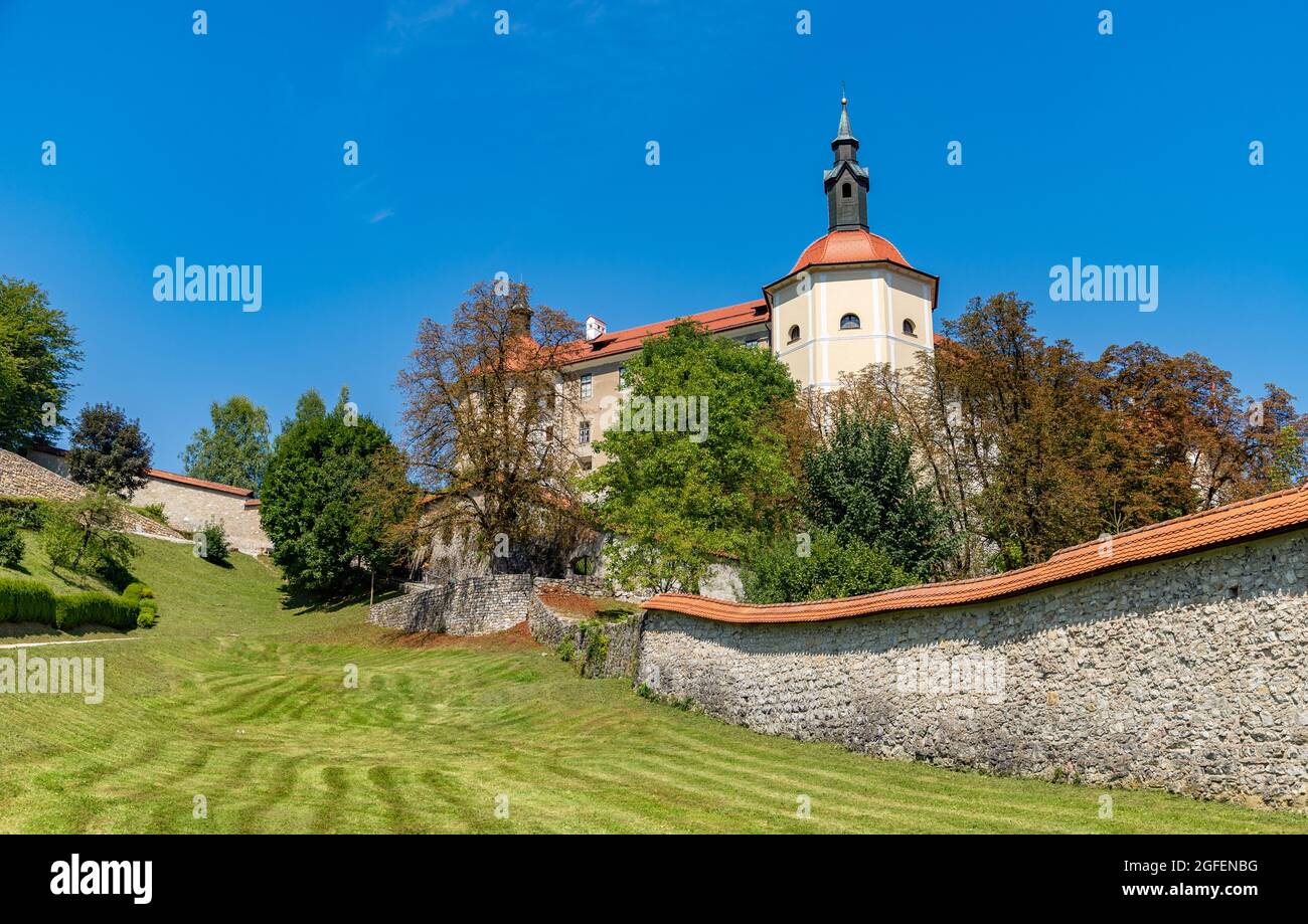 Ein Bild der Burg Škofja Loka, das vom Weg dorthin aufgenommen wurde. Stockfoto