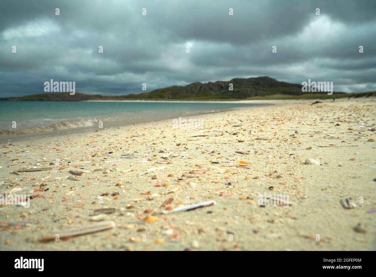 Der Muschelstrand am Reef auf der Isle of Lewis mit der Gezeitenlinie, die mit bunten Muscheln übersät ist. Stockfoto