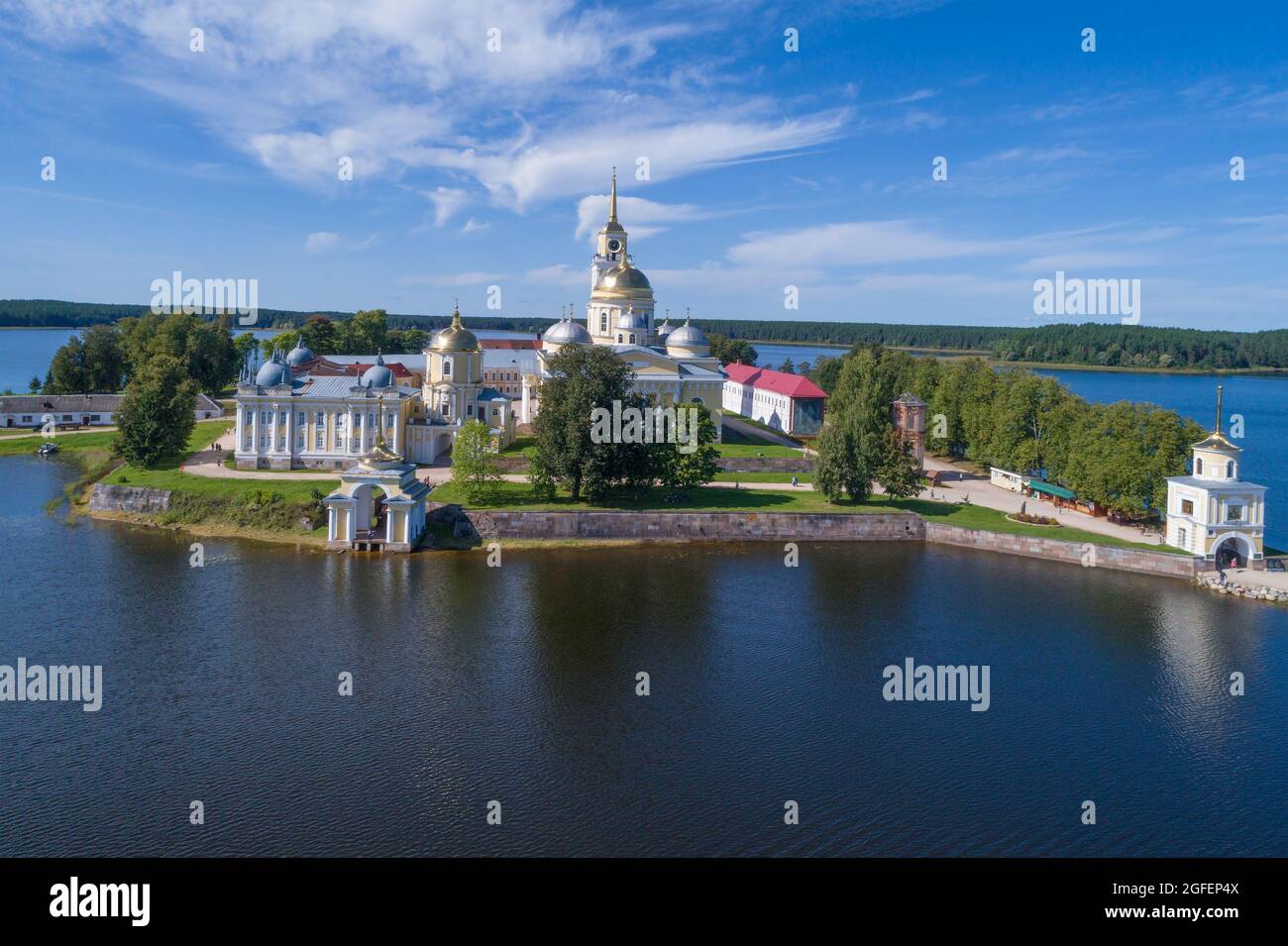 Blick auf die Nilo-Stolobenskaya Wüste an einem sonnigen Augusttag (aufgenommen von einem Quadcopter). Region Twer, Russland Stockfoto