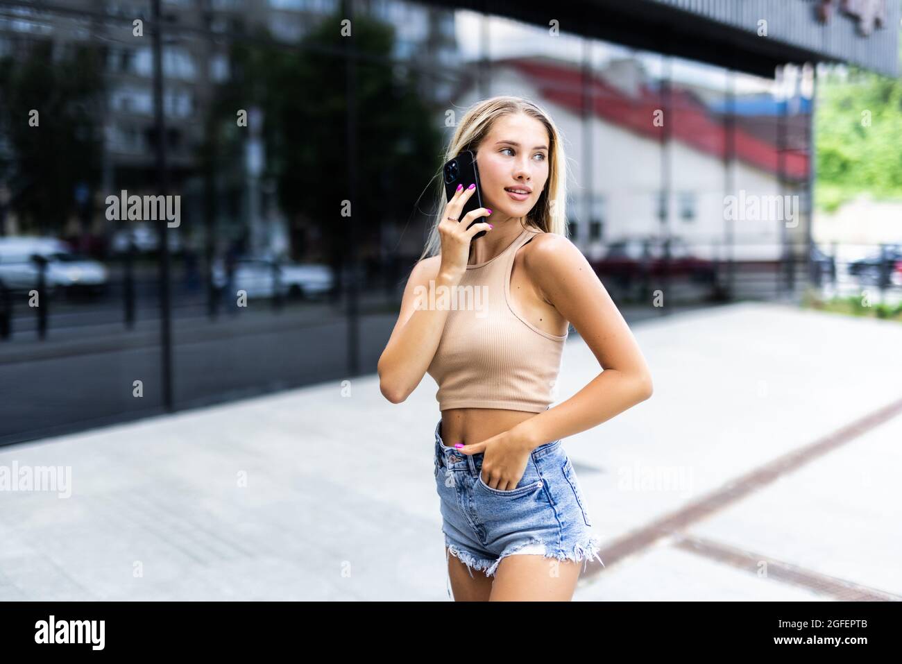 Happy Business-Frau am Telefon Stockfoto