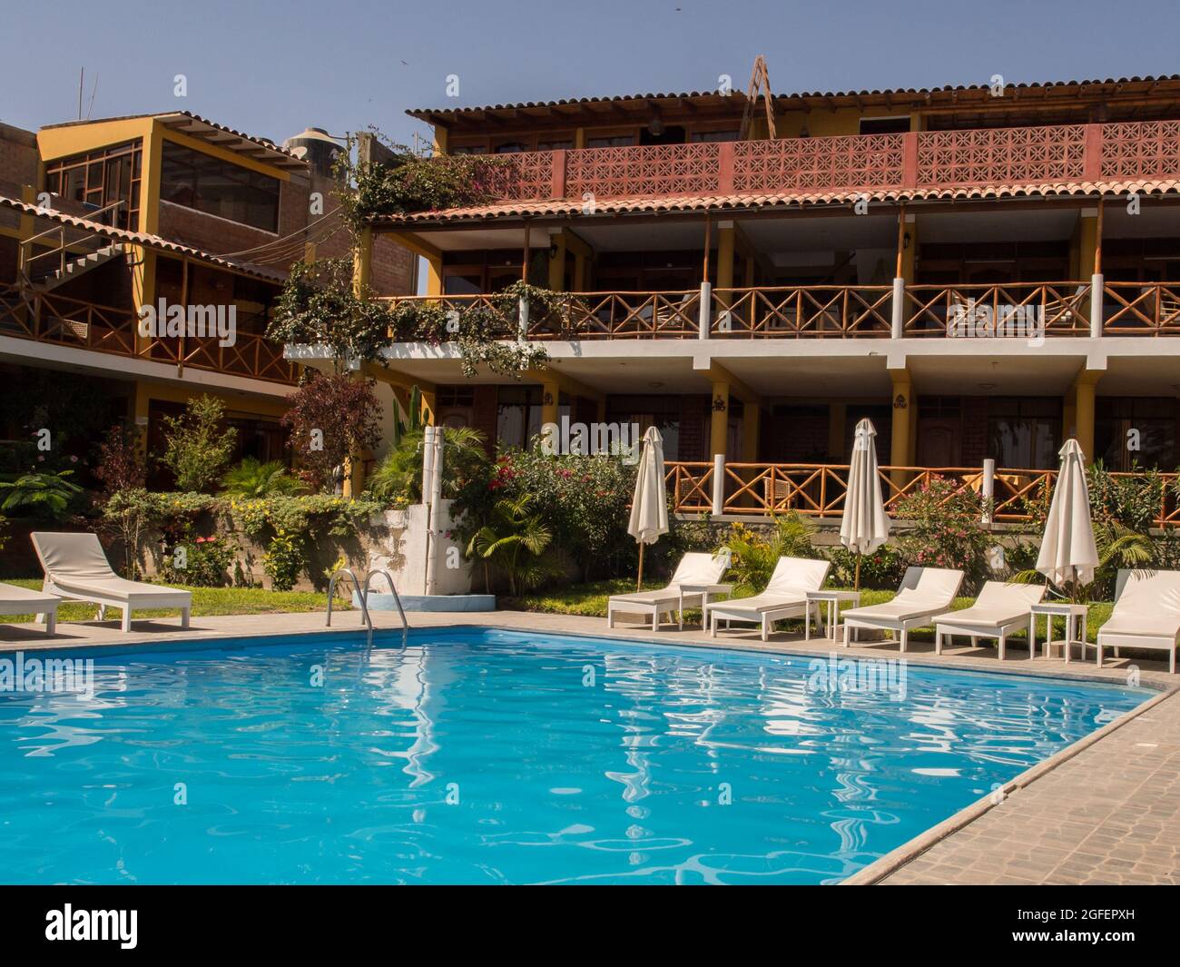 Paracas, Peru - Mai 2016: Hotel mit Swimmingpool in Paracas, Südamerika. Stockfoto